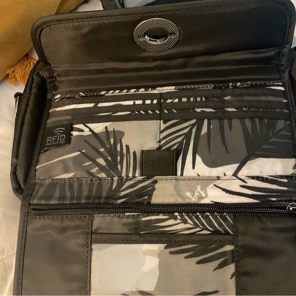 Lug Switch Crossbody Bag with Peekaboo Wristlet, excellent condition - Picture 3 of 7